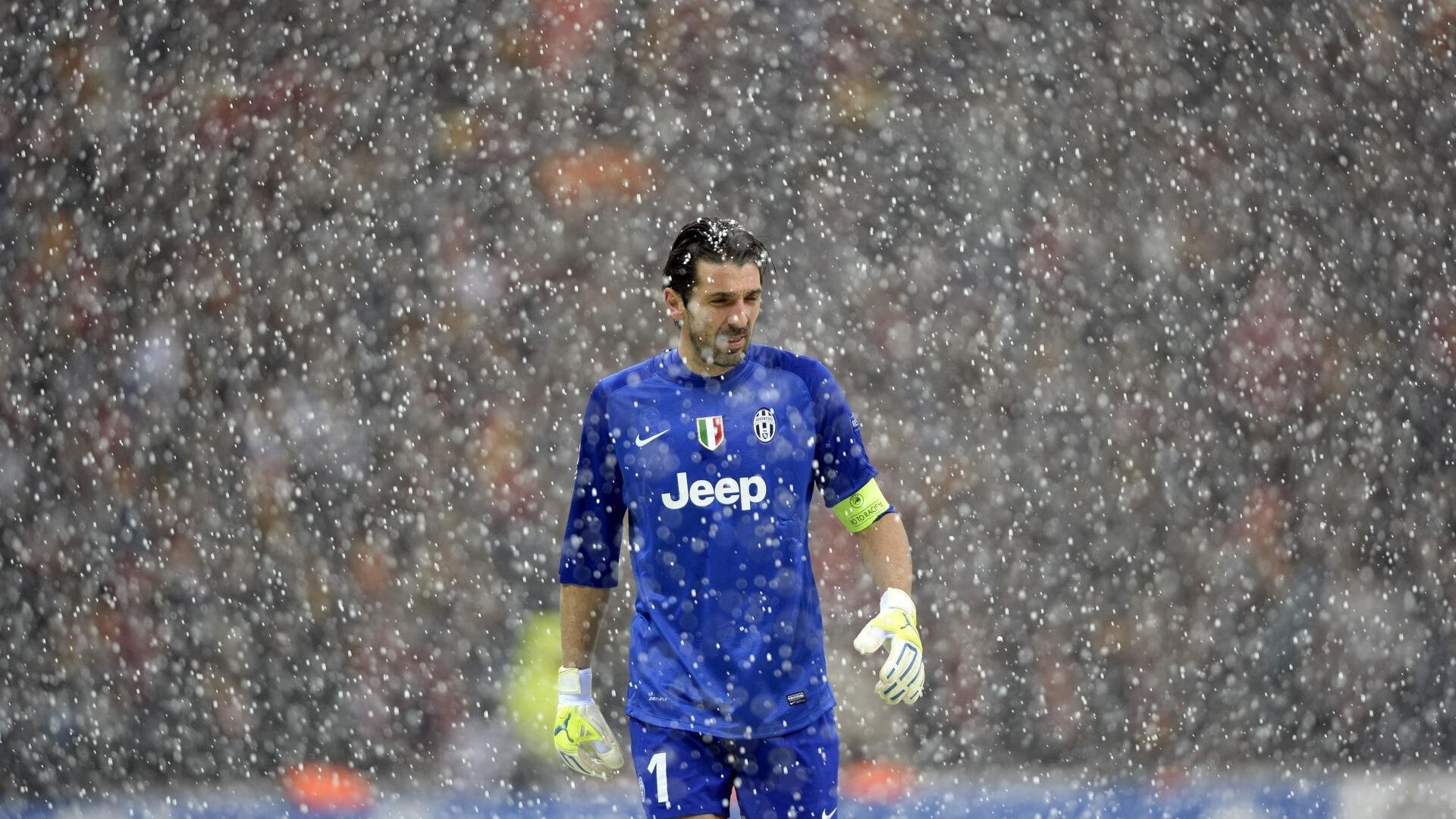 比赛中场面激动人心，各方球队尽展拼搏精神，比赛场面激烈