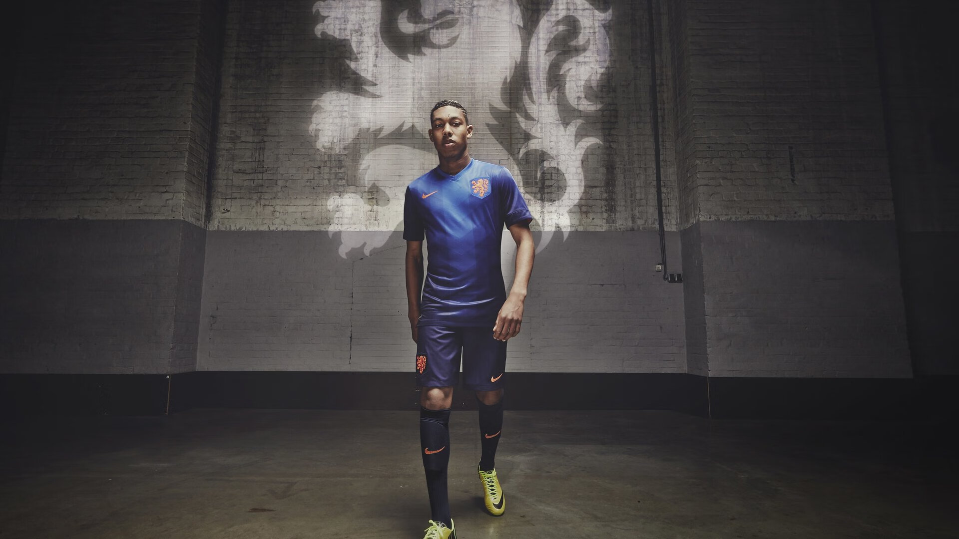 -比赛中场面激动人心，各方球队尽展拼搏精神，比赛场面热烈